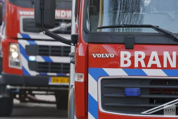 Enorme brand verwoest auto- en scooterhandel Den Helder: pand ingestort