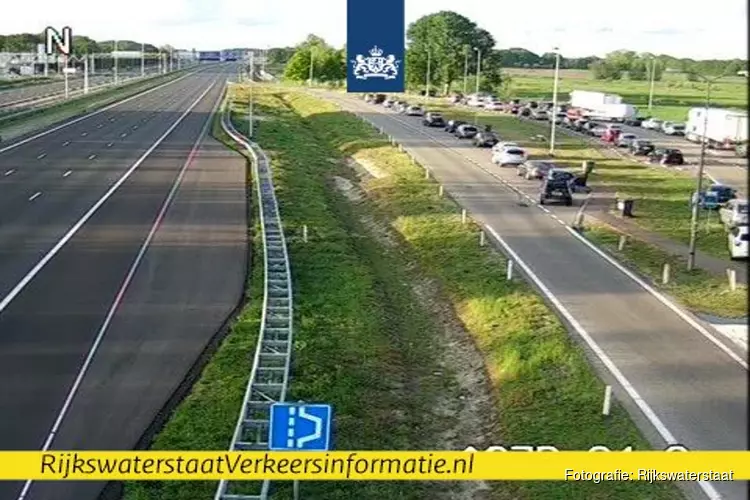 Ook op de weg was het stil: auto&#39;s massaal aan de kant voor dodenherdenking