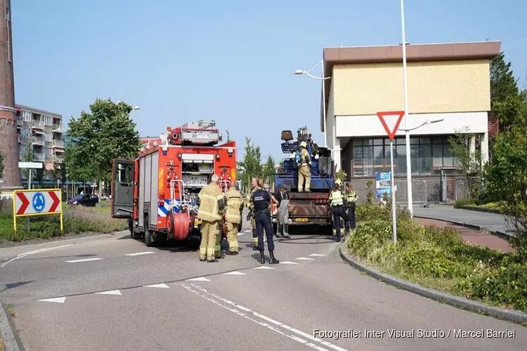 Kraan maakt kortsluiting op rotonde