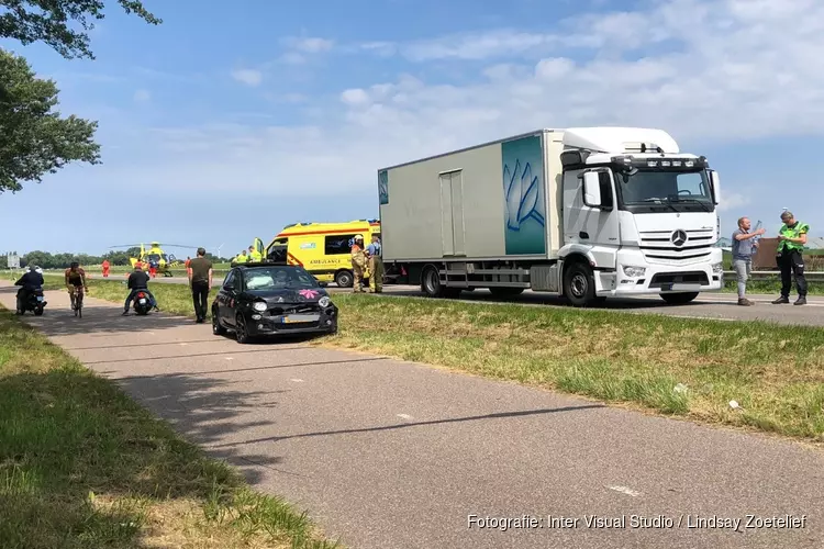 Auto tegen vrachtwagen: N250 afgesloten