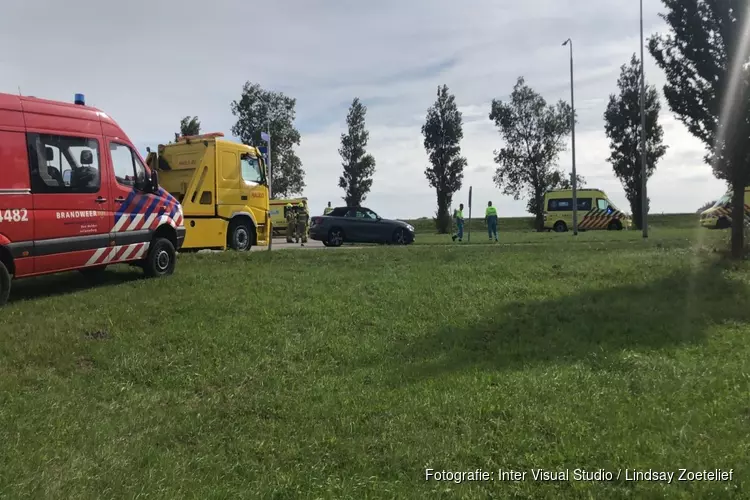 Auto te water bij ongeval Julianadorp