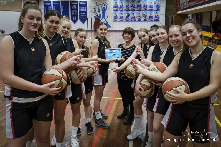 Tablet voor dames jeugdbasketbal en dierenambulance