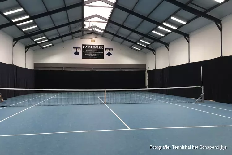 Indoor tennistraining in tennishal t Schapendijkje