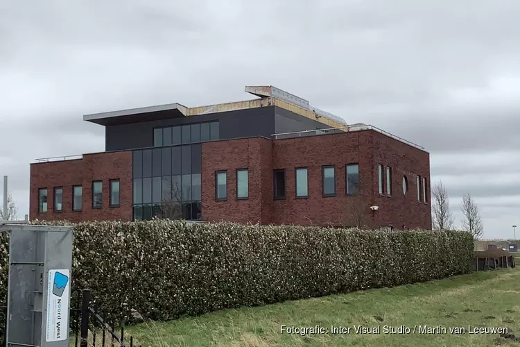 Stormschade aan dak bedrijfsverzamelgebouw Den Helder