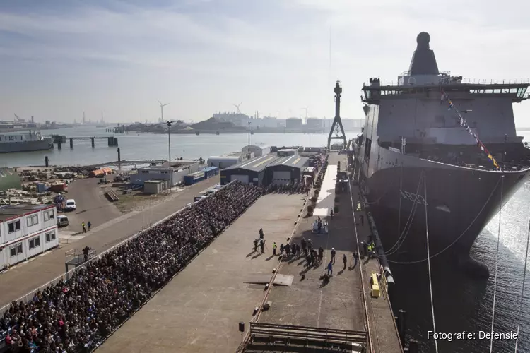 Storm Ciara rukt Zr. Ms. Karel Doorman los van kade marinehaven: slepers uren in touw