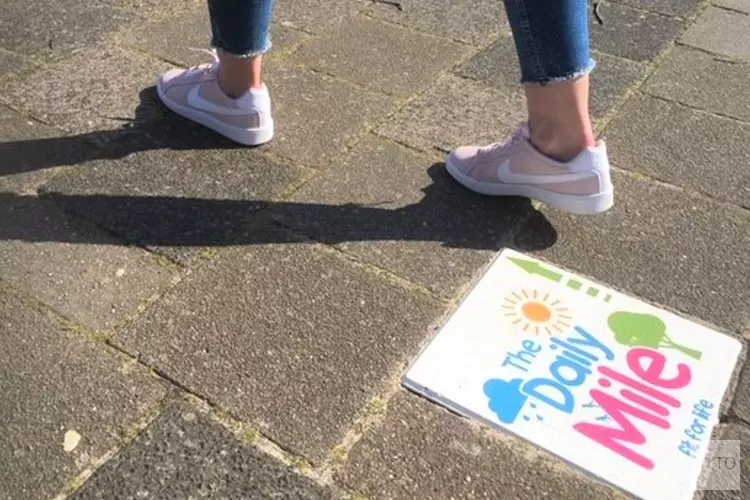 Kleurrijke Daily Mile-tegels cirkelen rond basisscholen De Schooten