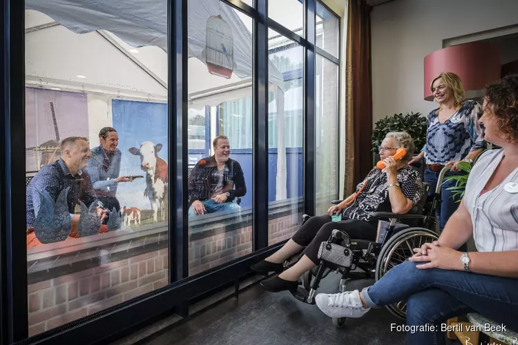 Bewoners Den Koogh ontvangen weer bezoek dankzij het ‘kletsboetje’