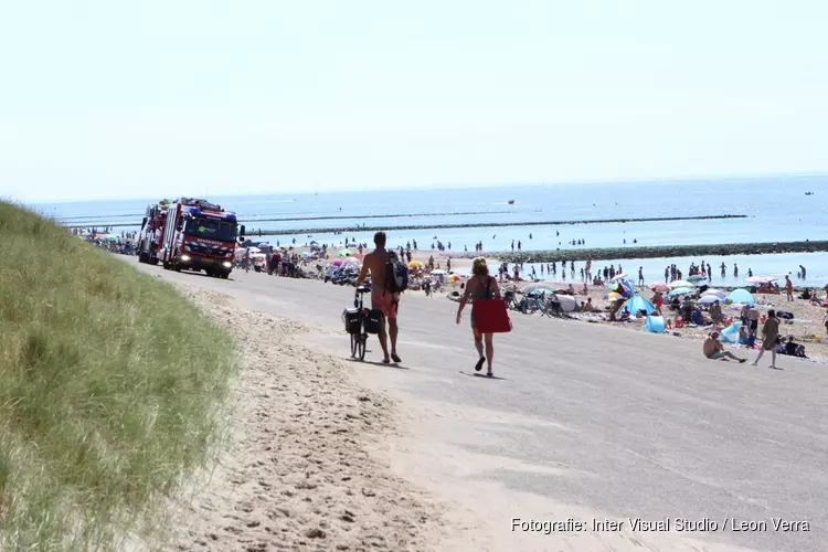 Drukte op strand bij Huisduinen. Handhaving deelt waarschuwingen uit