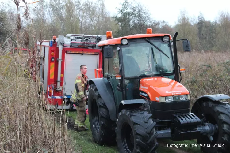 Brandweerauto vast in modder