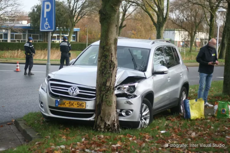 Gewonde bij botsing tegen boom in Den Helder