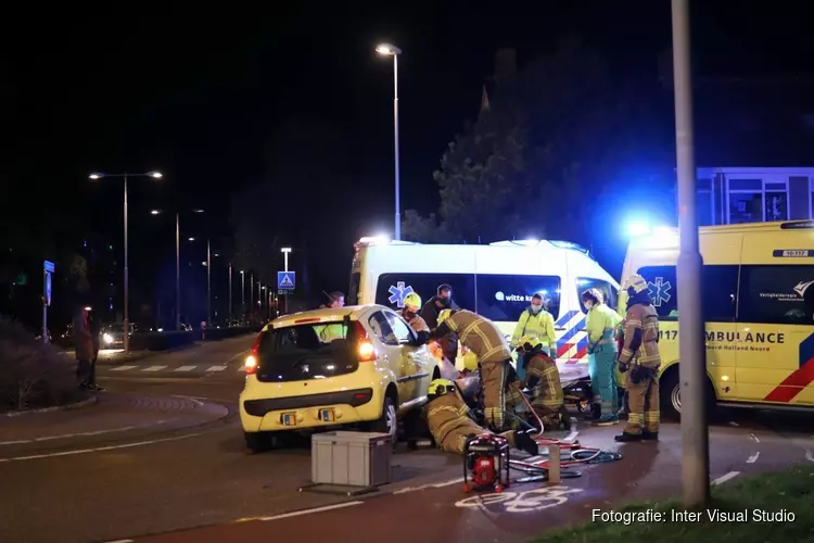 Fietser bekneld onder auto in Den Helder