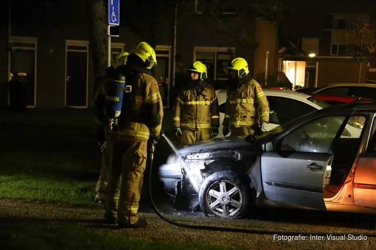 Auto in brand in Tjalkstraat