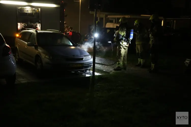 Twee flinke emmers water. Politie zoekt getuigen autobrand