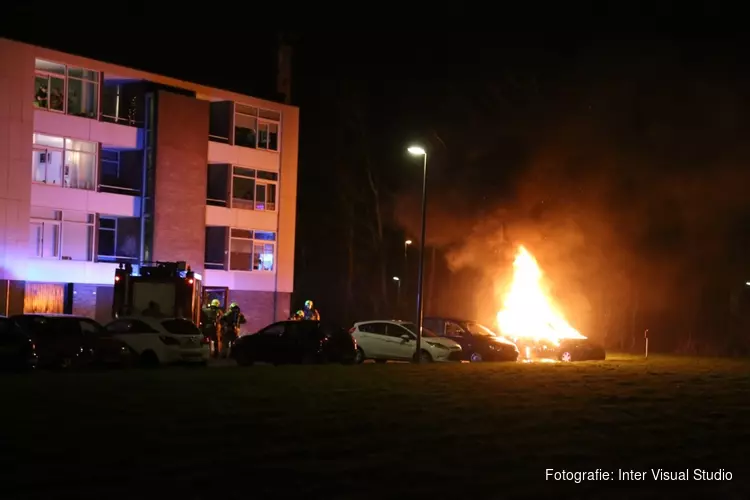 Autobrand in Den Helder. Vuurwerk mogelijke oorzaak