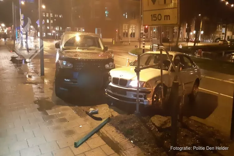 Bestuurder onder invloed ramt geparkeerde auto