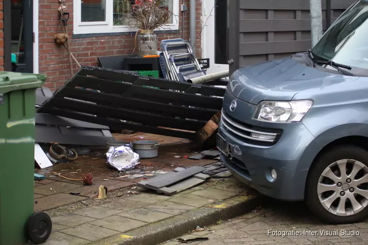 Auto rijdt tuin in na uitwijkenmanoeuvre in Den Helder