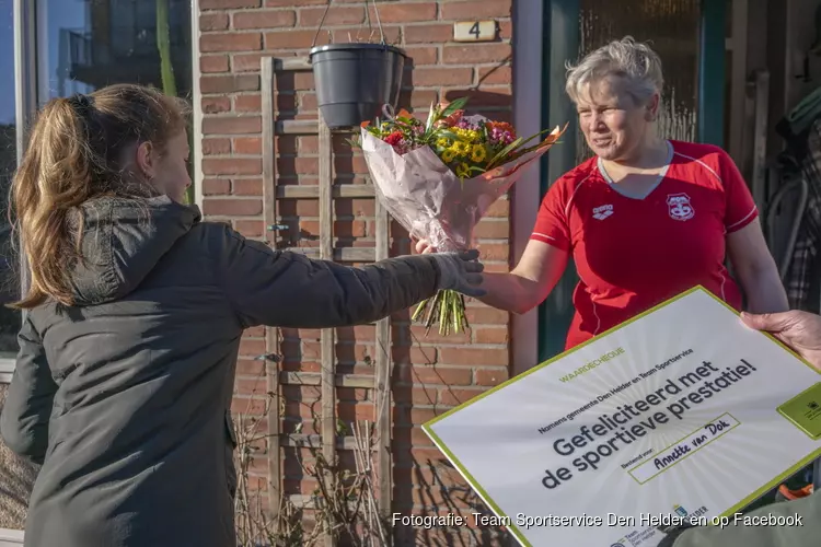 Wethouder De Vrij bezoekt en verrast sporttalenten