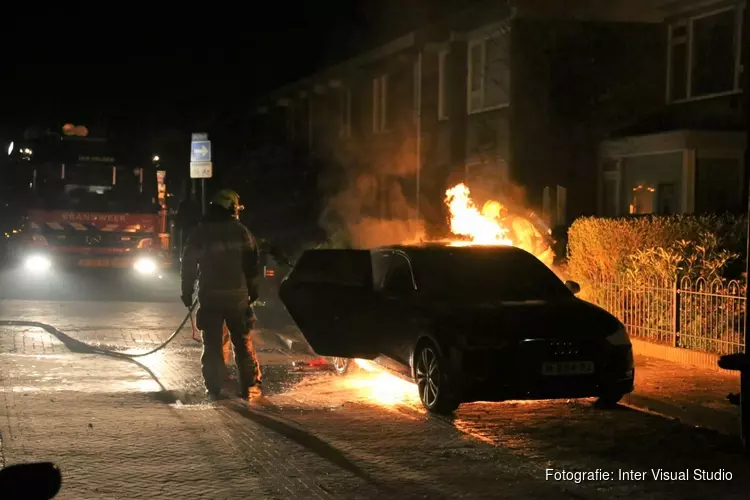 Geparkeerde auto in Lekstraat door brand verwoest