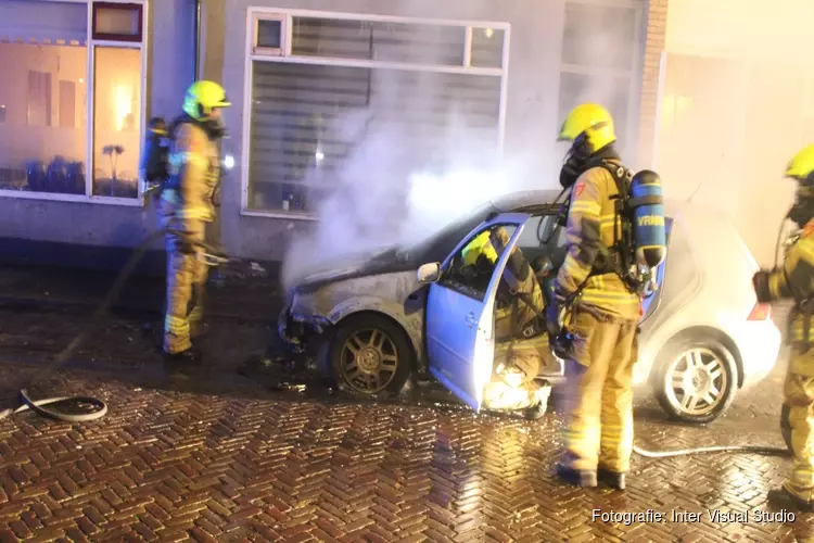 Auto loopt flinke schade op door voertuigbrand. Politie zoekt getuigen