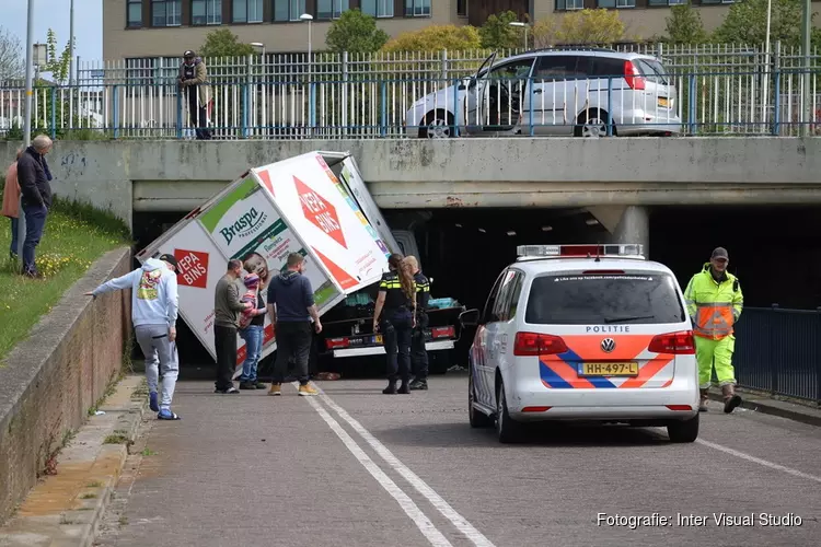 Bestelbus tegen spoorviaduct in Den Helder