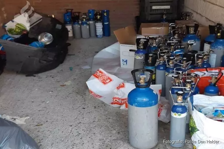 Lachgas en illegale sigaretten aangetroffen in Helderse garageboxen