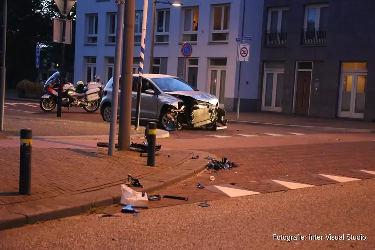 Aanrijding in Den Helder: twee auto&#39;s total-loss