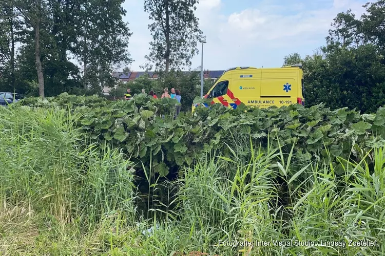 Vrouw rijdt met scootmobiel te water, maar komt met schrik vrij