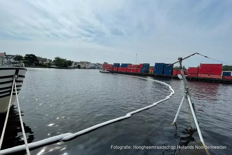 Kotter gezonken in insteekhaven Den Helder