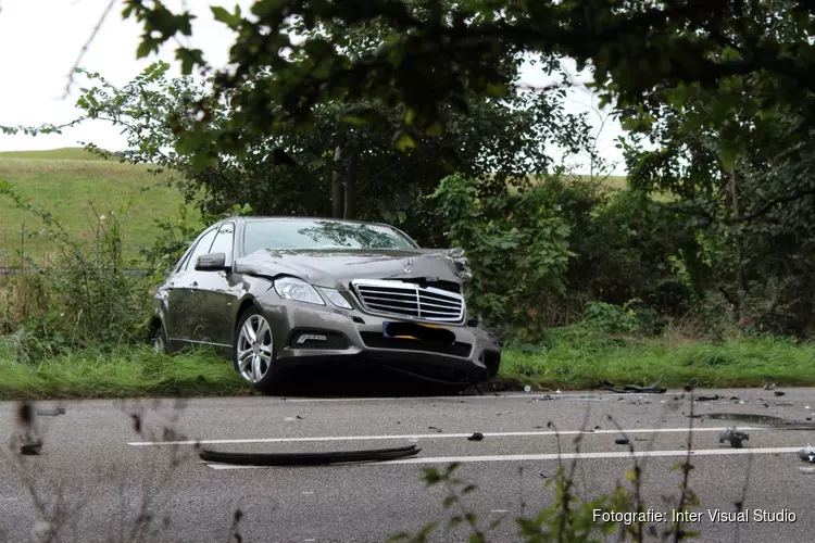 Botsing tussen auto en vrachtwagen in Den Helder