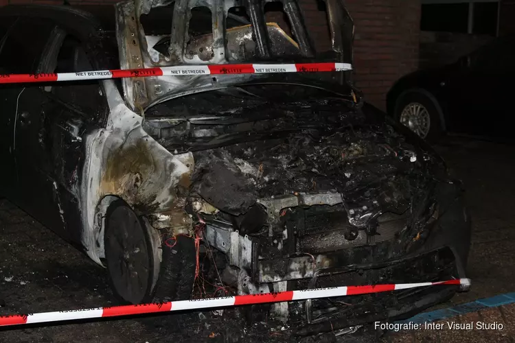 Autobrand in Den Helder, twee voertuigen beschadigd