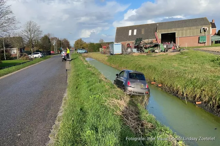 Auto te water in Breezand