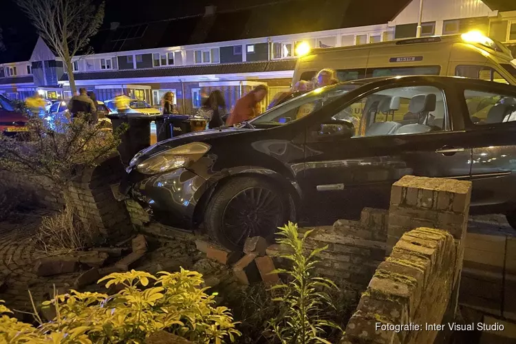 Auto in voortuin door botsing