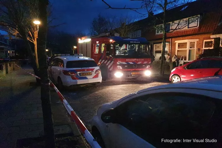 Brandweer haalt vrouw uit brandende woning