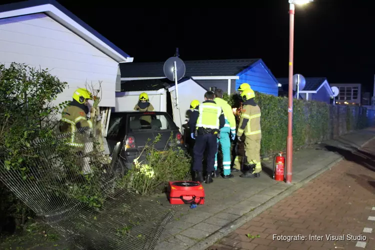 Auto rijdt tegen stacaravan in Julianadorp