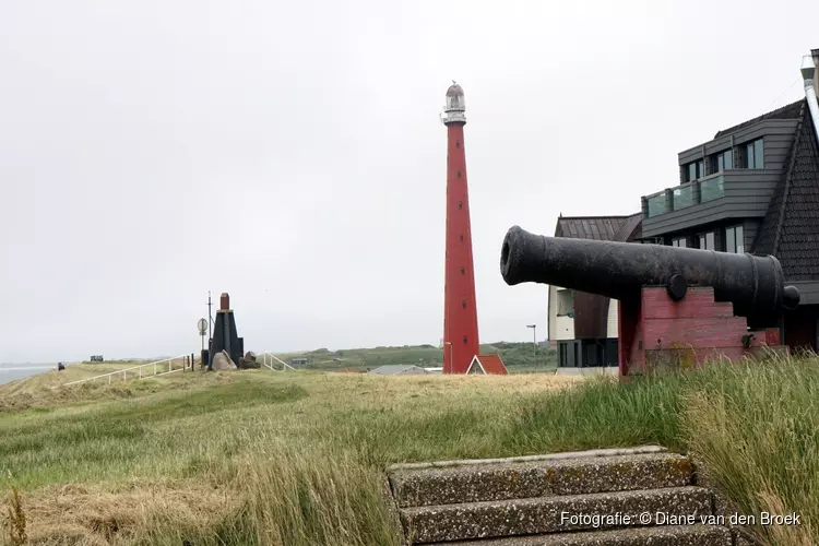 Vuurtoren Kijkduin wordt met drone geïnspecteerd