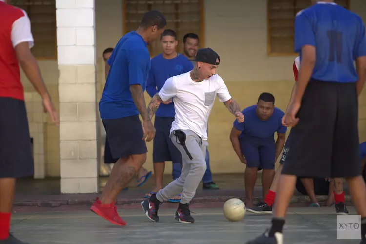 Godfather of streetfootball naar marinestad voor college en clinics