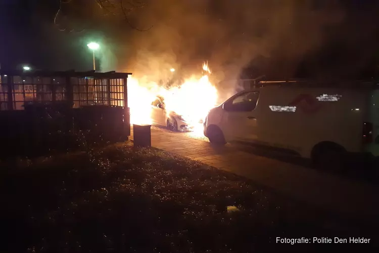 Politie zoekt getuigen van autobrand