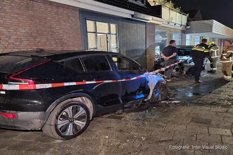 Twee auto&#39;s door brand verwoest in Den Helder