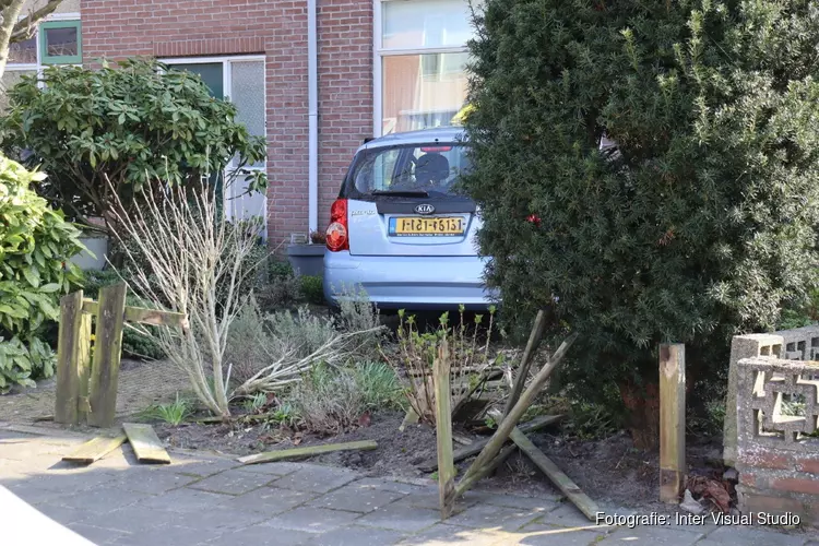 Automobilist rijdt voortuin in