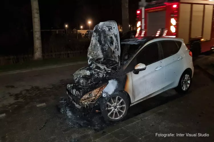 Auto door brand verwoest op Cornelis Gerrtisz Geusstraat