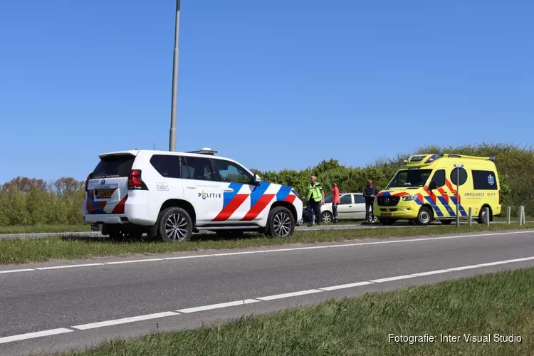 Auto rijdt achterop vrachtwagen op N99 in Den Helder