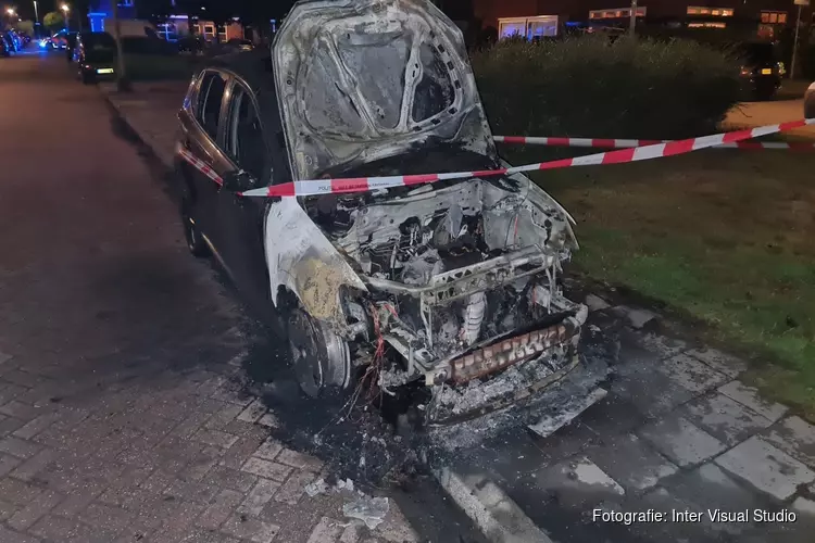 Auto door brand verwoest in Huygenstraat