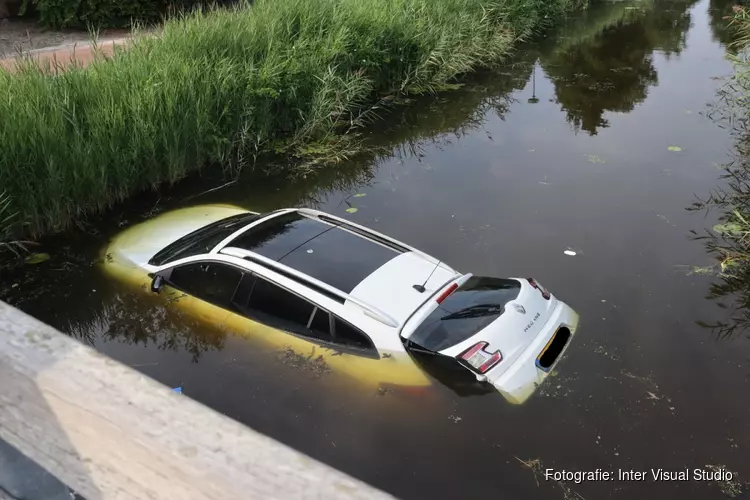 Auto rijdt sloot in aan de Van der Sterrweg in Den Helder