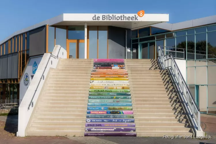 Feestelijke opening van boekentrap in Nieuw Den Helder