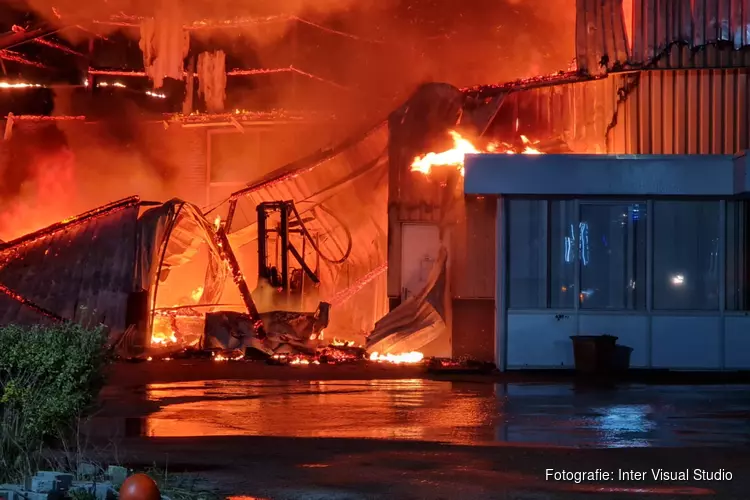 Grote brand bij Bloembollenbedrijf in Den Helder