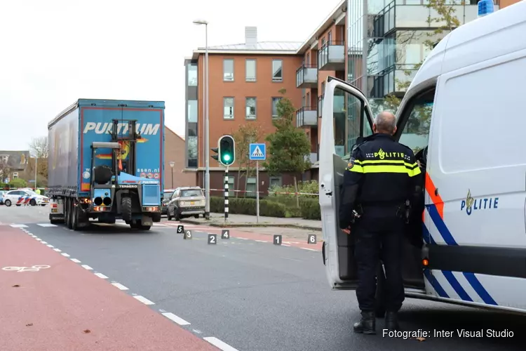 Fietser ernstig gewond bij aanrijding met vrachtwagen in Den Helder