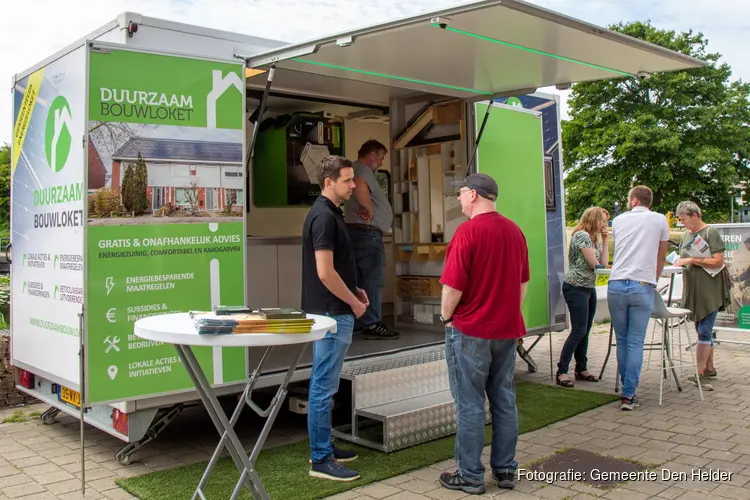 Wethouder De Koning bij showroom Duurzaam Bouwloket in De Schooten