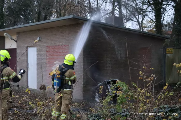 Gedumpte wasmachine in brand in Den Helder