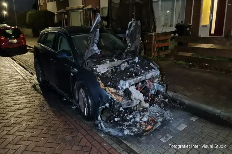 Auto door brand verwoest in Schoenerstraat