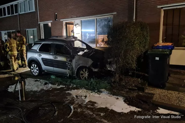 Auto brandt uit in Julianadorp, woning ook beschadigd
